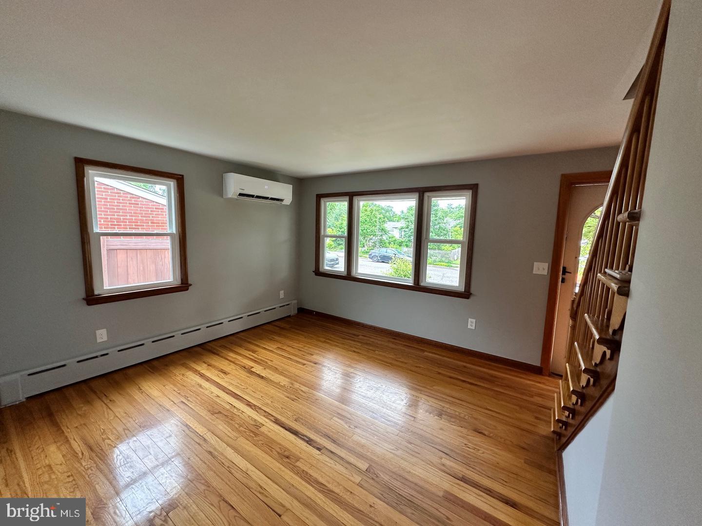 320 Barclay Ave Property Photo 3