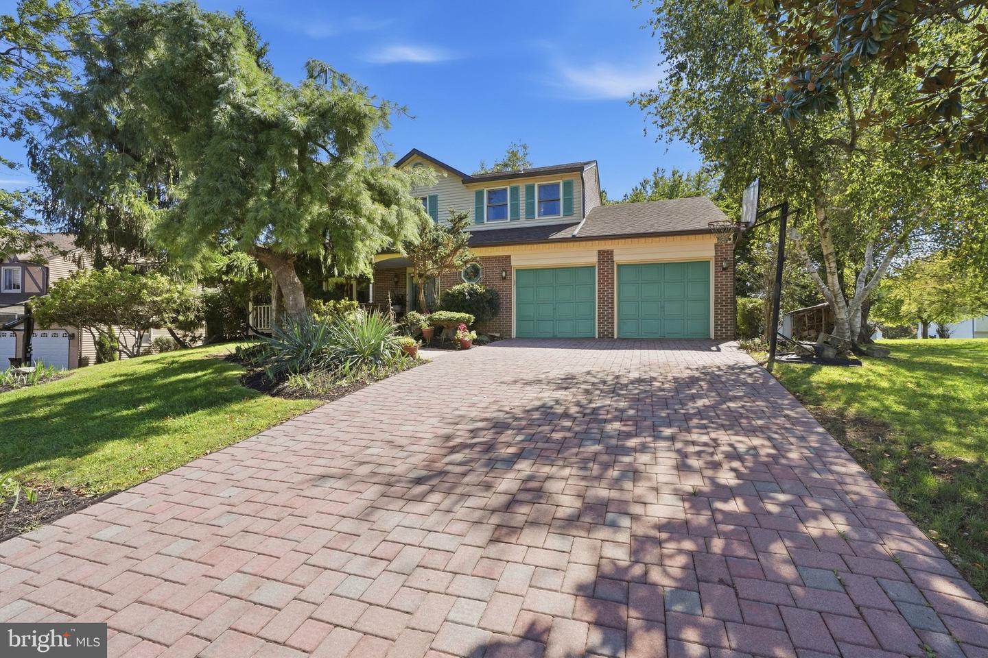 558 Newport Cir #e Property Photo 1