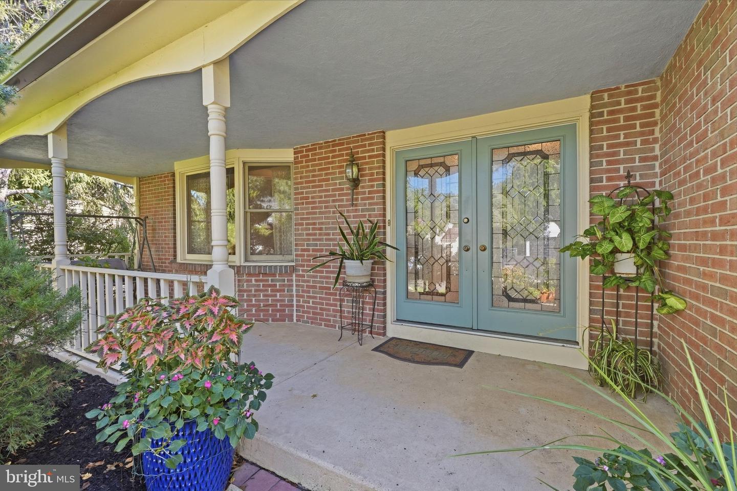 558 Newport Cir #e Property Photo 3