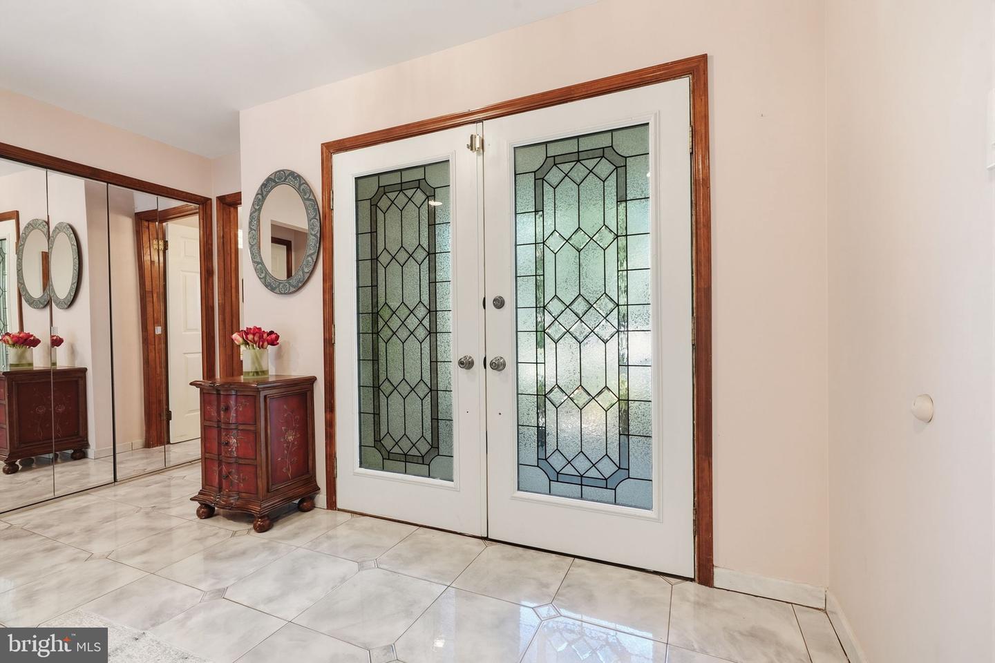 558 Newport Cir #e Property Photo 4