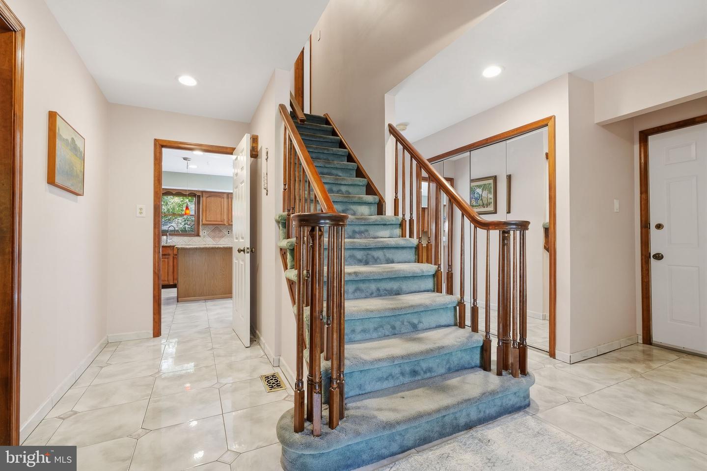 558 Newport Cir #e Property Photo 5