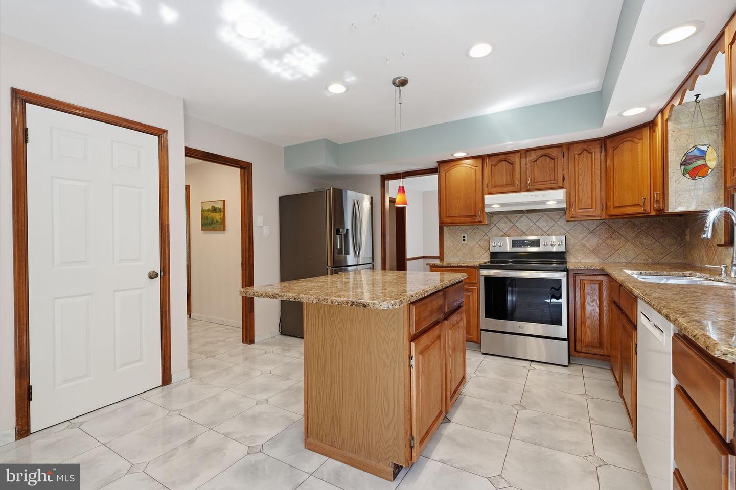 558 Newport Cir #e Property Photo 13
