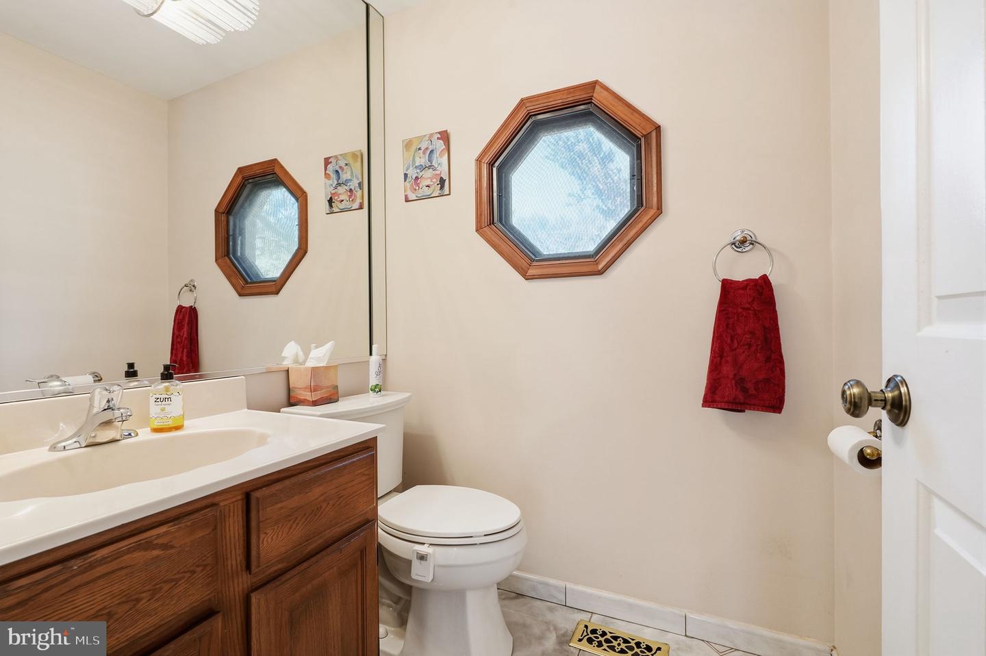 558 Newport Cir #e Property Photo 21