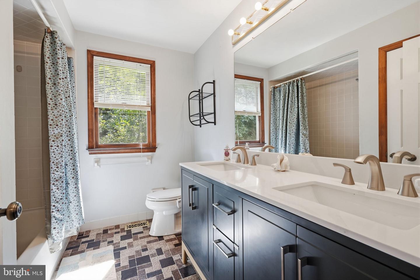 558 Newport Cir #e Property Photo 31