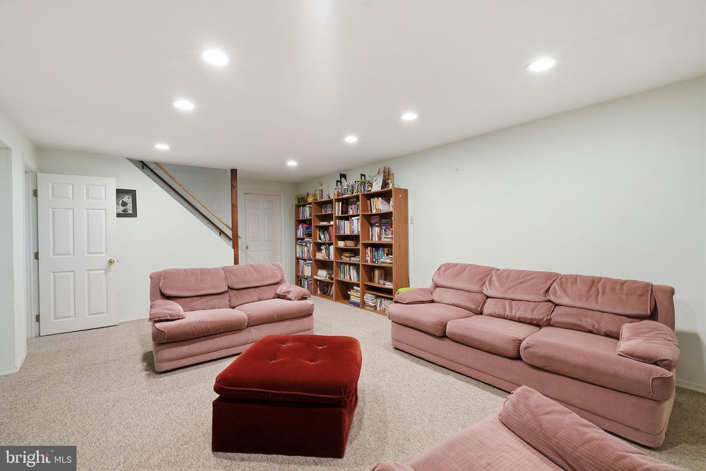 558 Newport Cir #e Property Photo 32