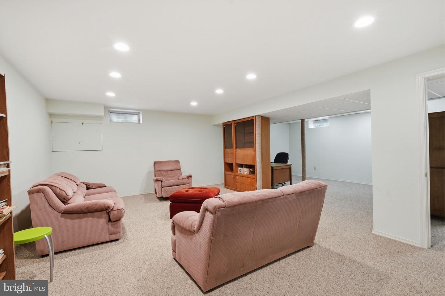558 Newport Cir #e Property Photo 33