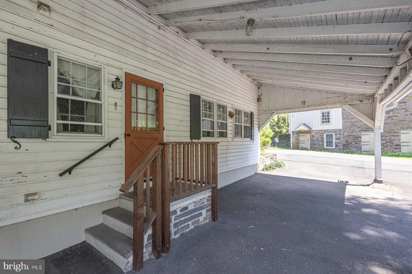 6065 Sawmill Rd Property Photo 4