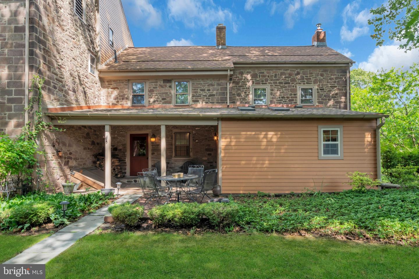 4 LEEDOM PL Property Photo 1