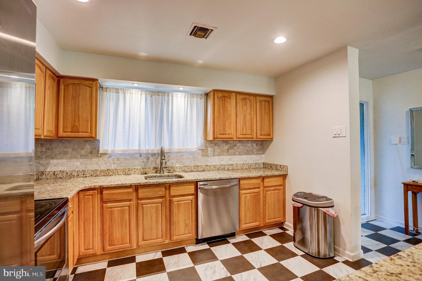 97 Palace Ct Property Photo 4
