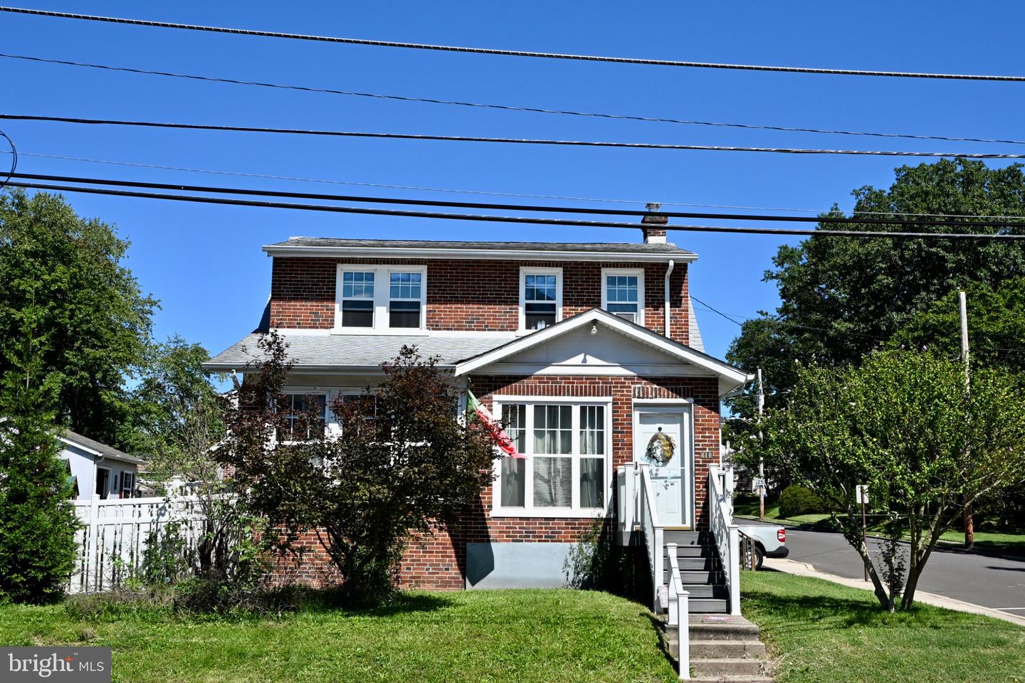 411 E Walnut St Property Photo 1