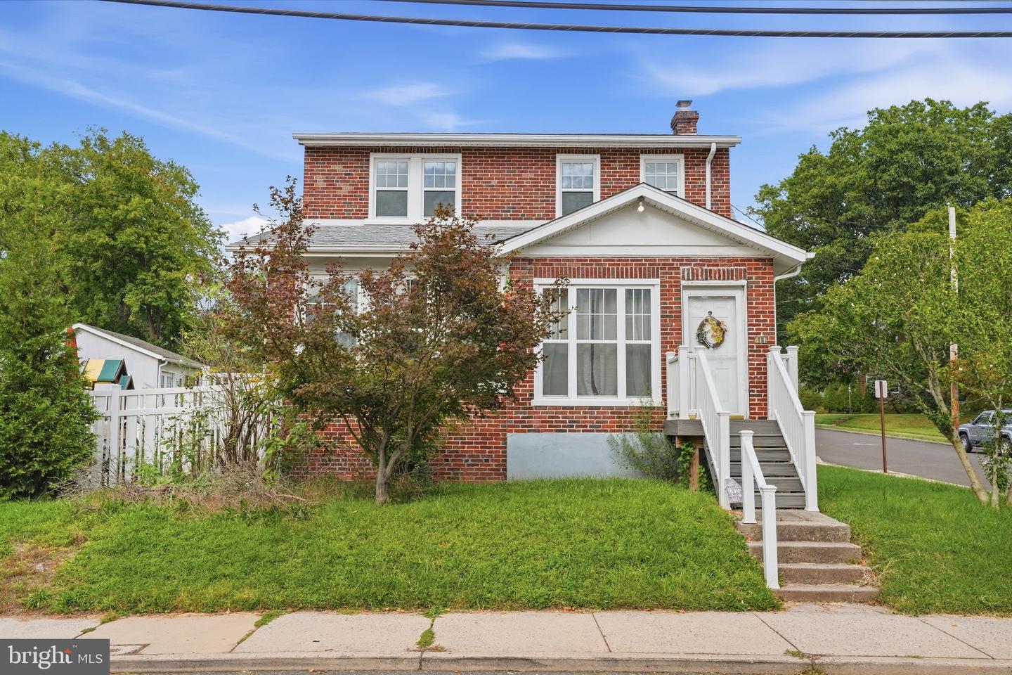 411 E Walnut St Property Photo 2