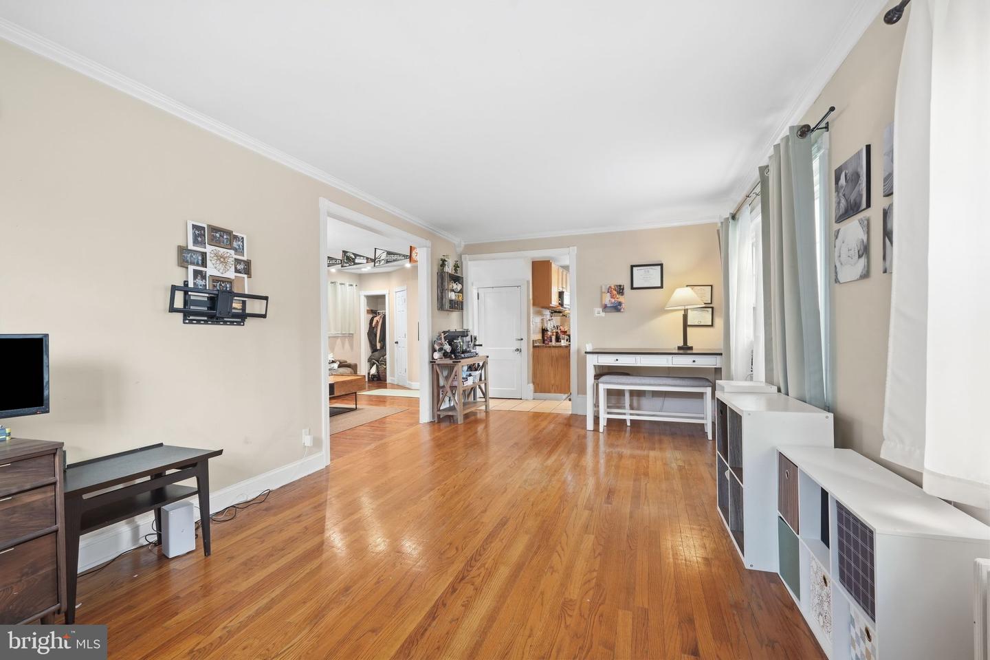 411 E Walnut St Property Photo 3