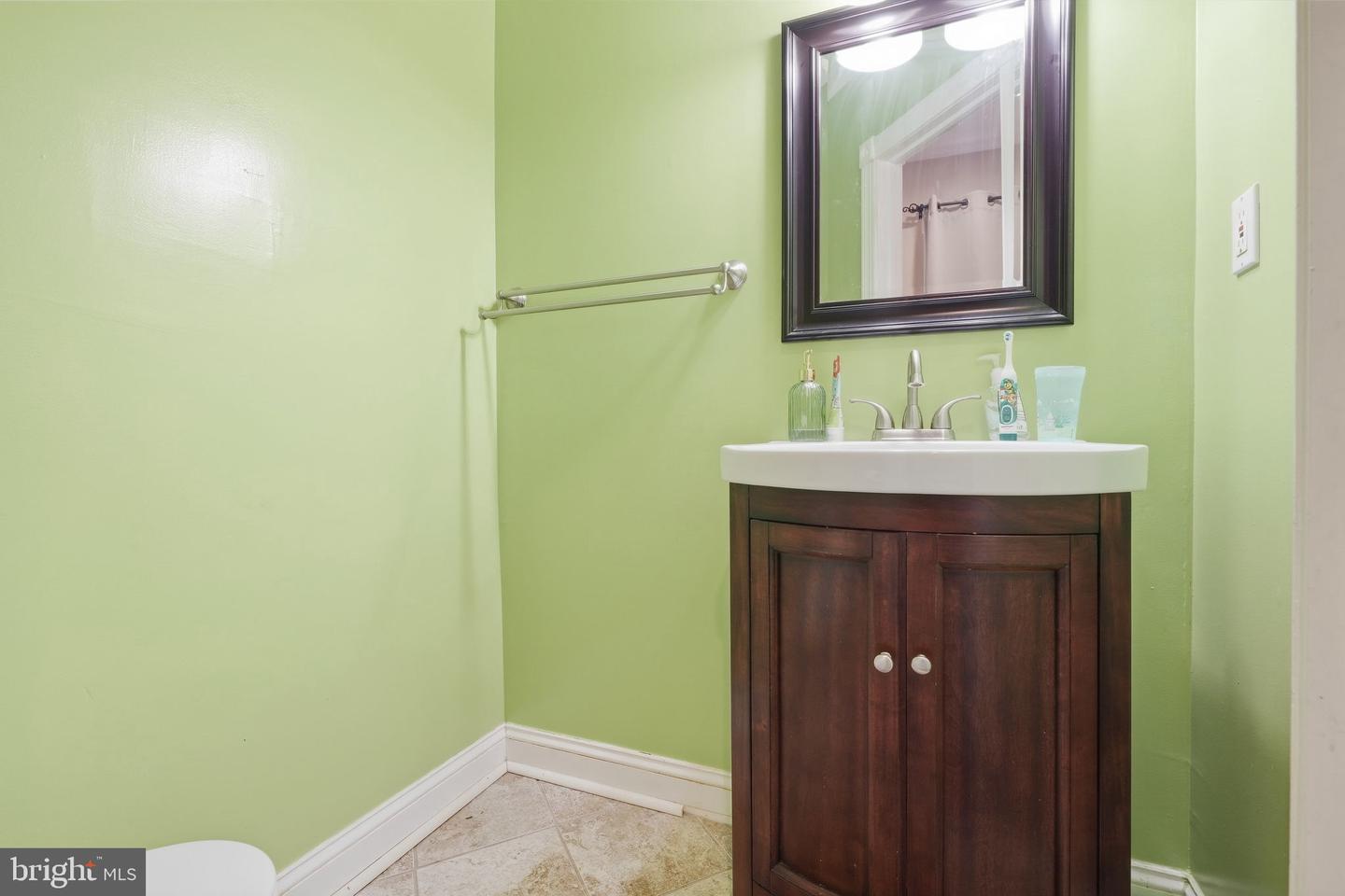 411 E Walnut St Property Photo 8