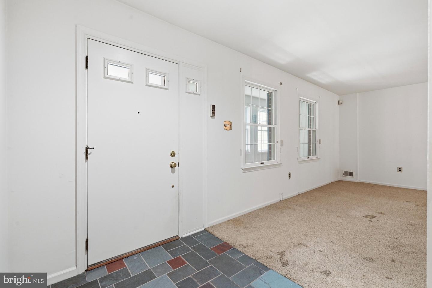 300 New Rd Property Photo 5