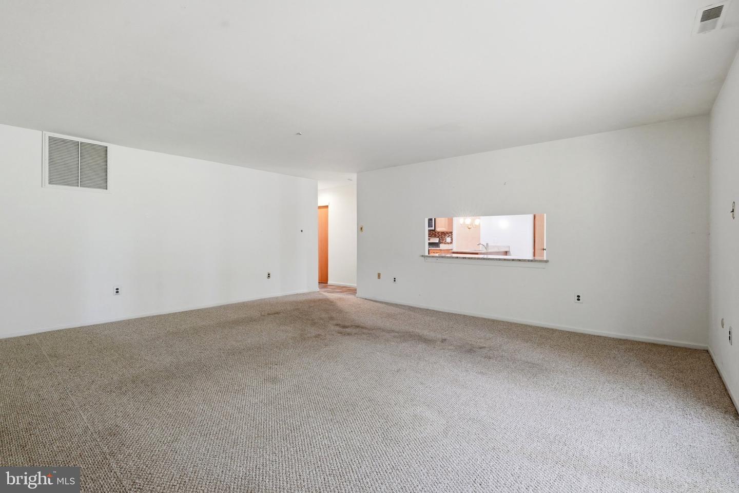 300 New Rd Property Photo 19
