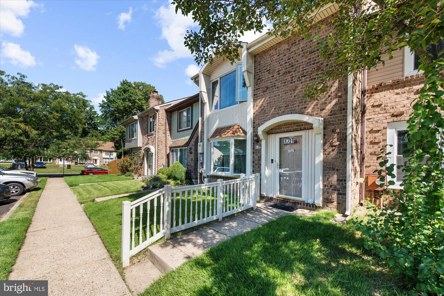 1021 Weybridge Ct Property Photo 3