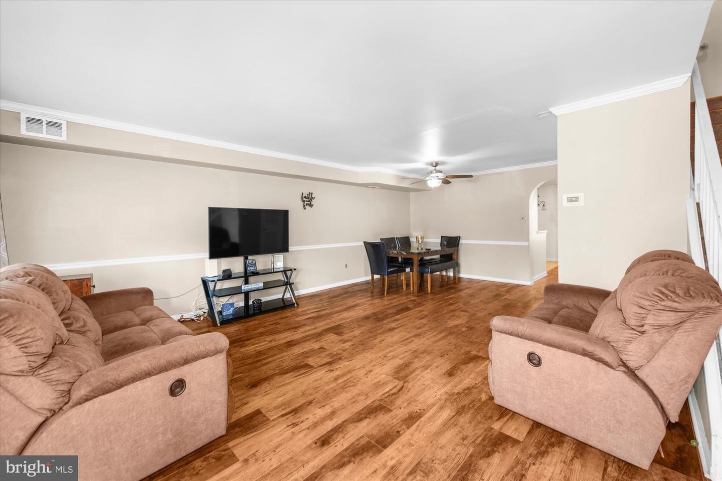 1021 Weybridge Ct Property Photo 4
