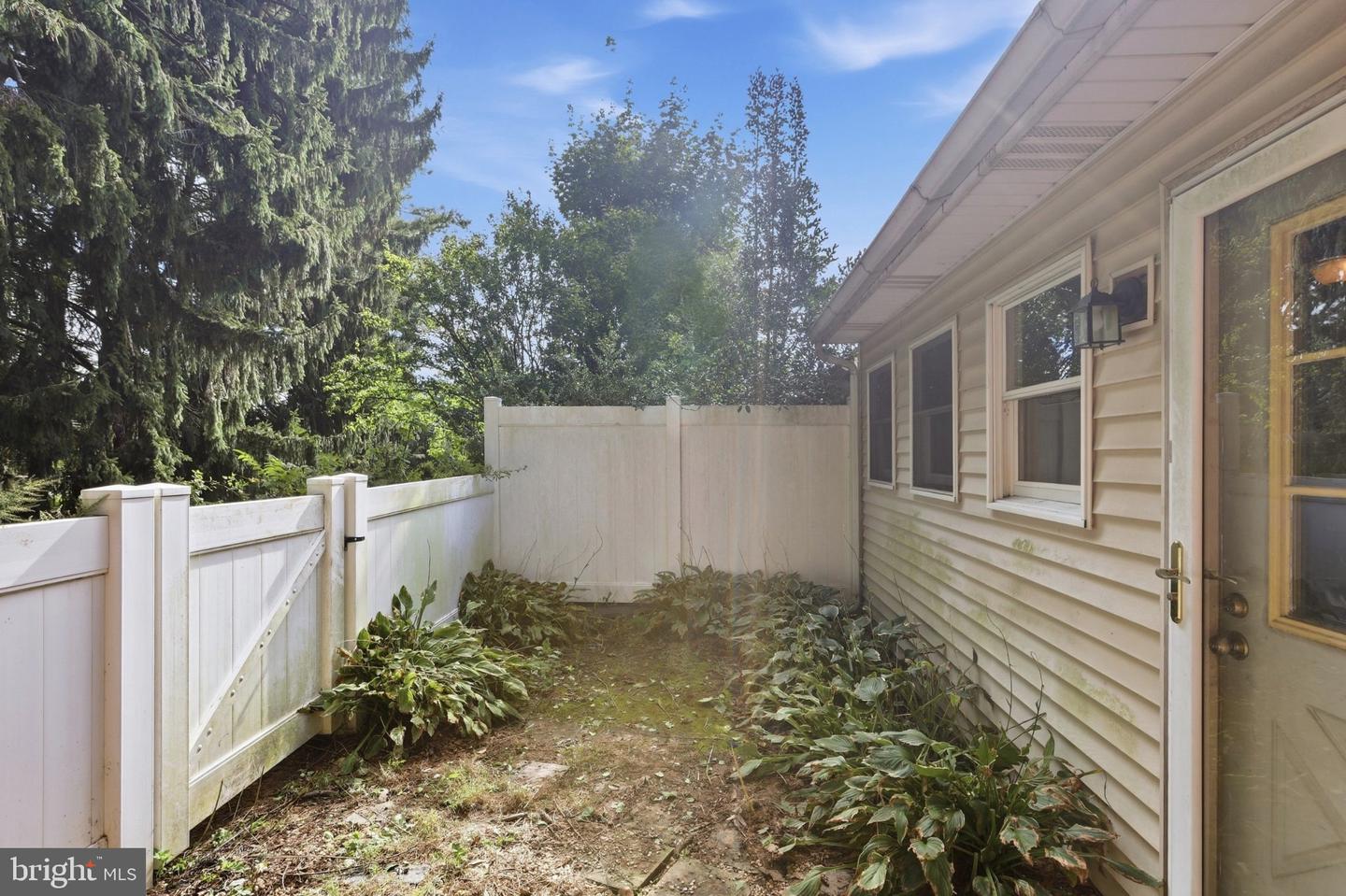17 Constitution Ave Property Photo 34