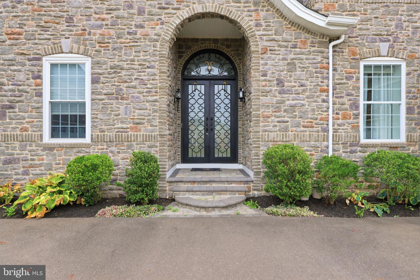 7 Oxford Dr Property Photo 2