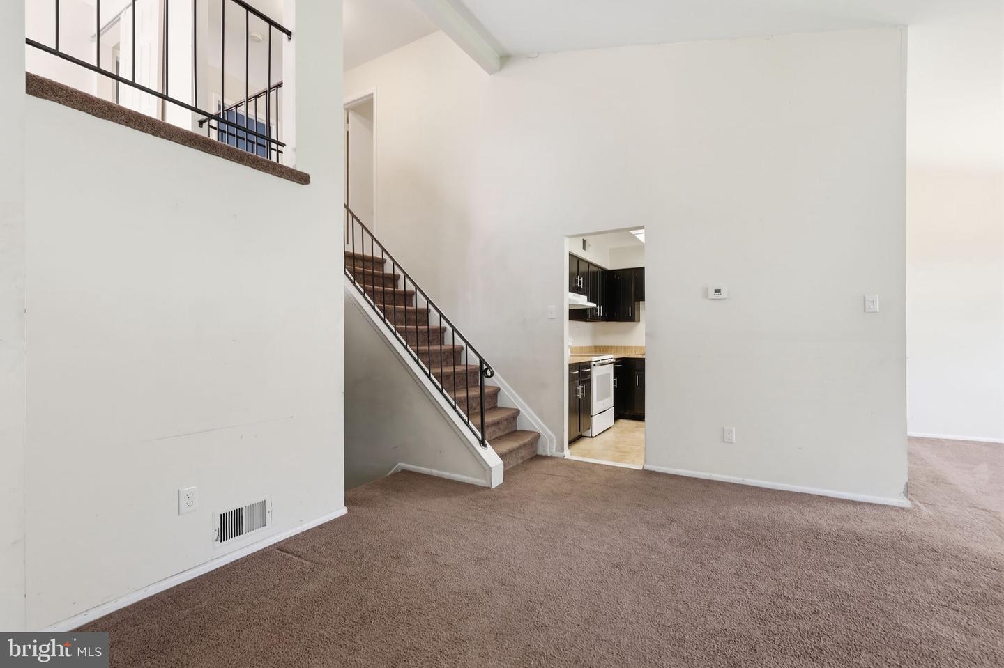 147 Commonwealth Dr Property Photo 4