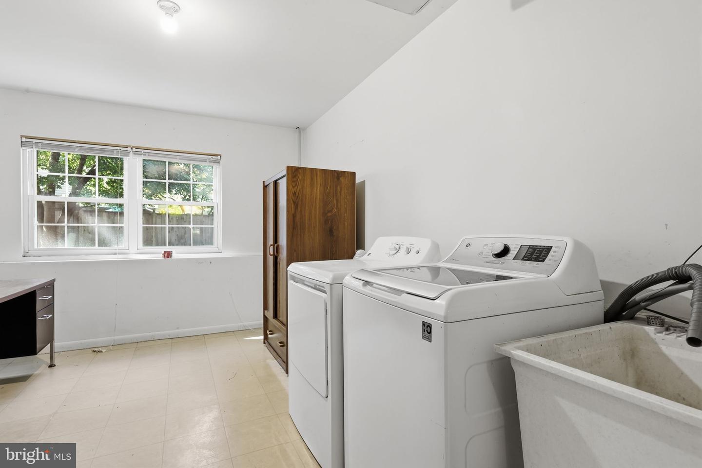 147 Commonwealth Dr Property Photo 29