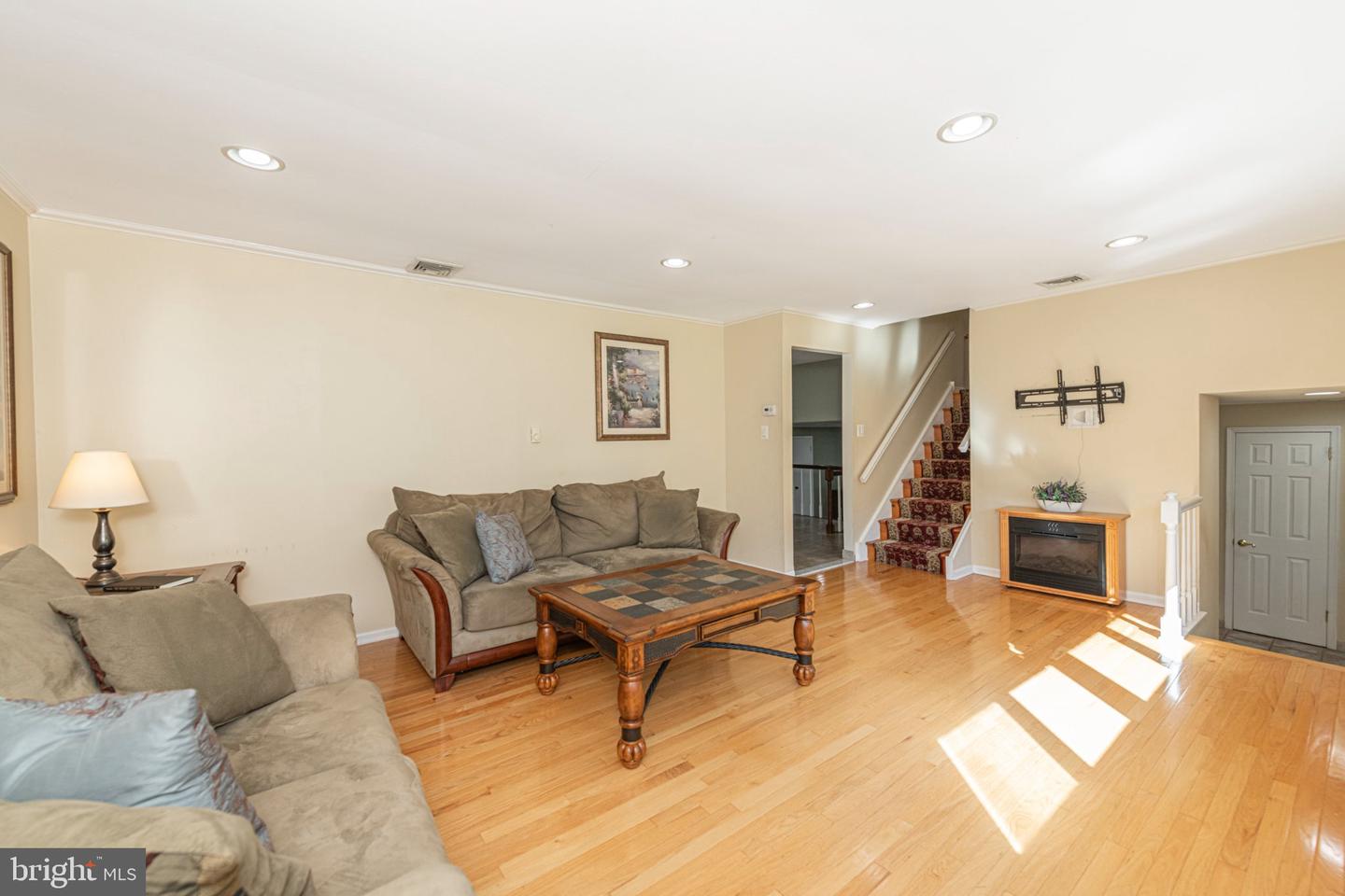 1053 Florida Ave Property Photo 3