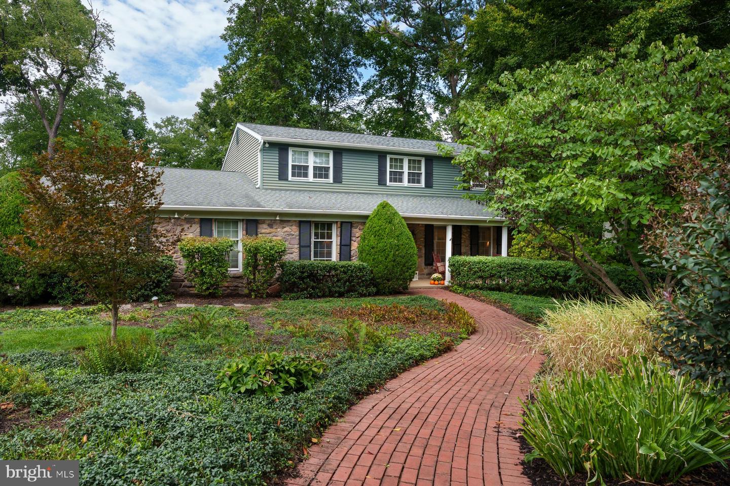 1300 University Dr Property Photo 1