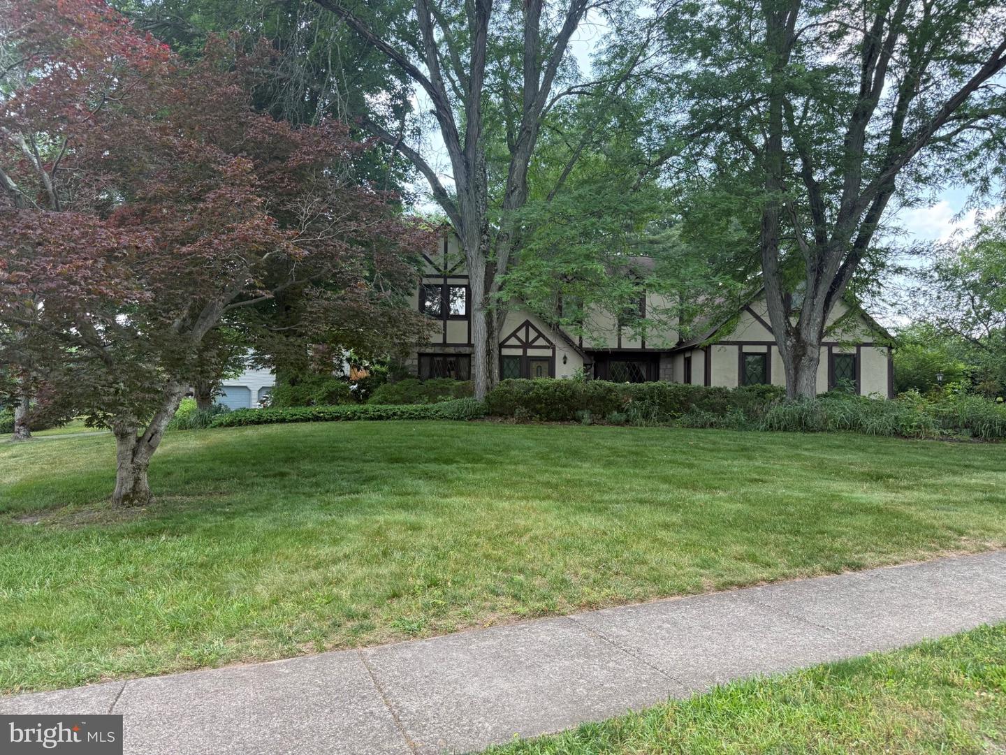 905 Hamilton Dr Property Photo 2