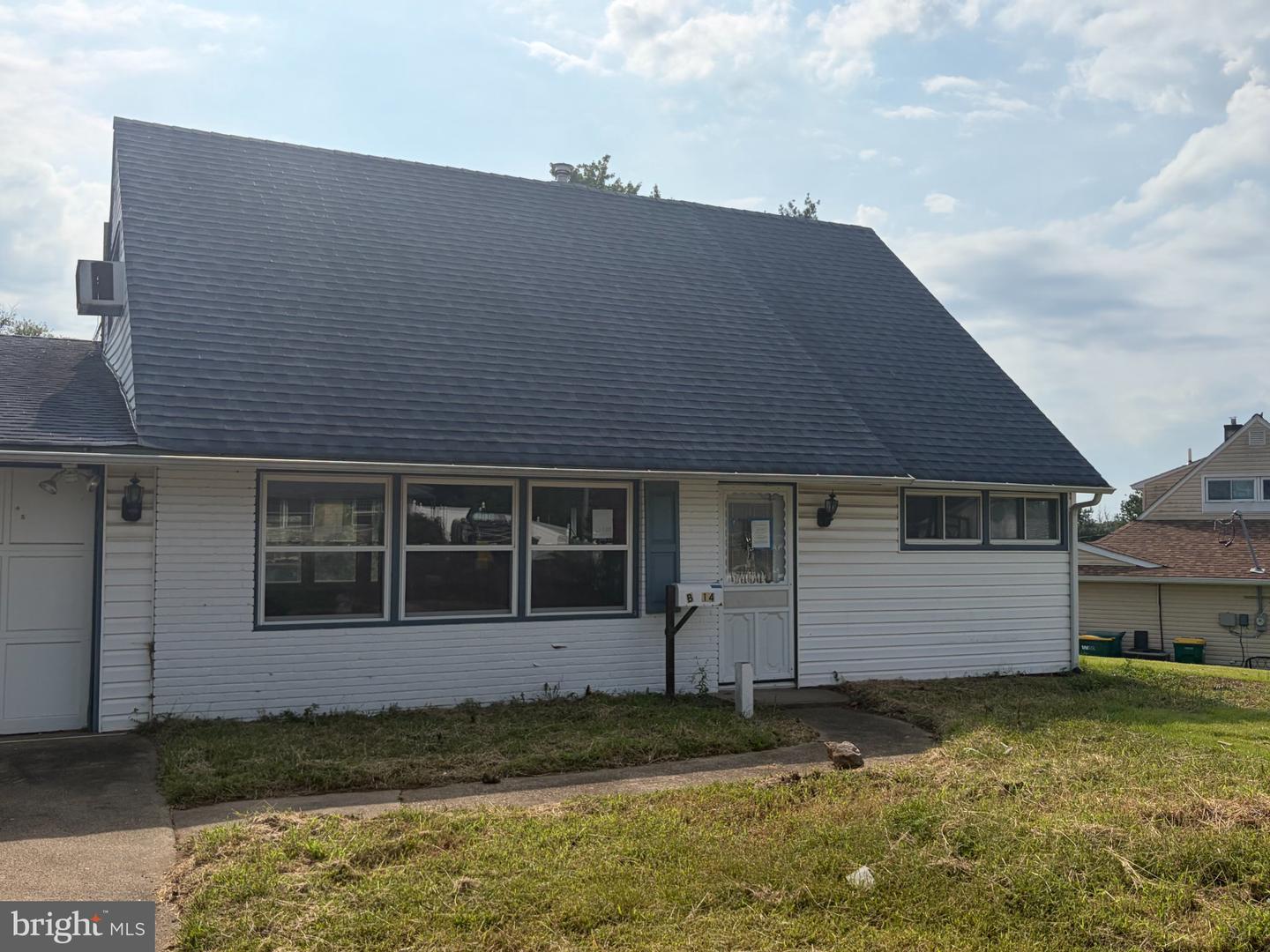 14 CIRCLE RD Property Photo 1