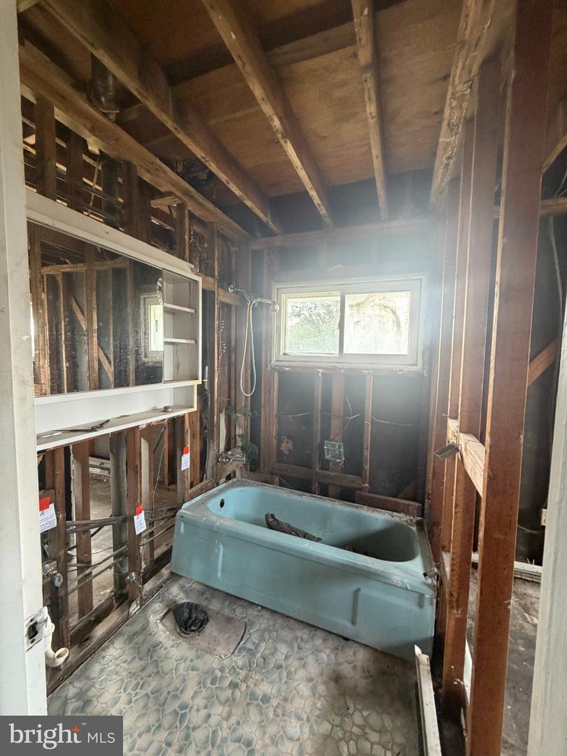 14 Circle Rd Property Photo 8