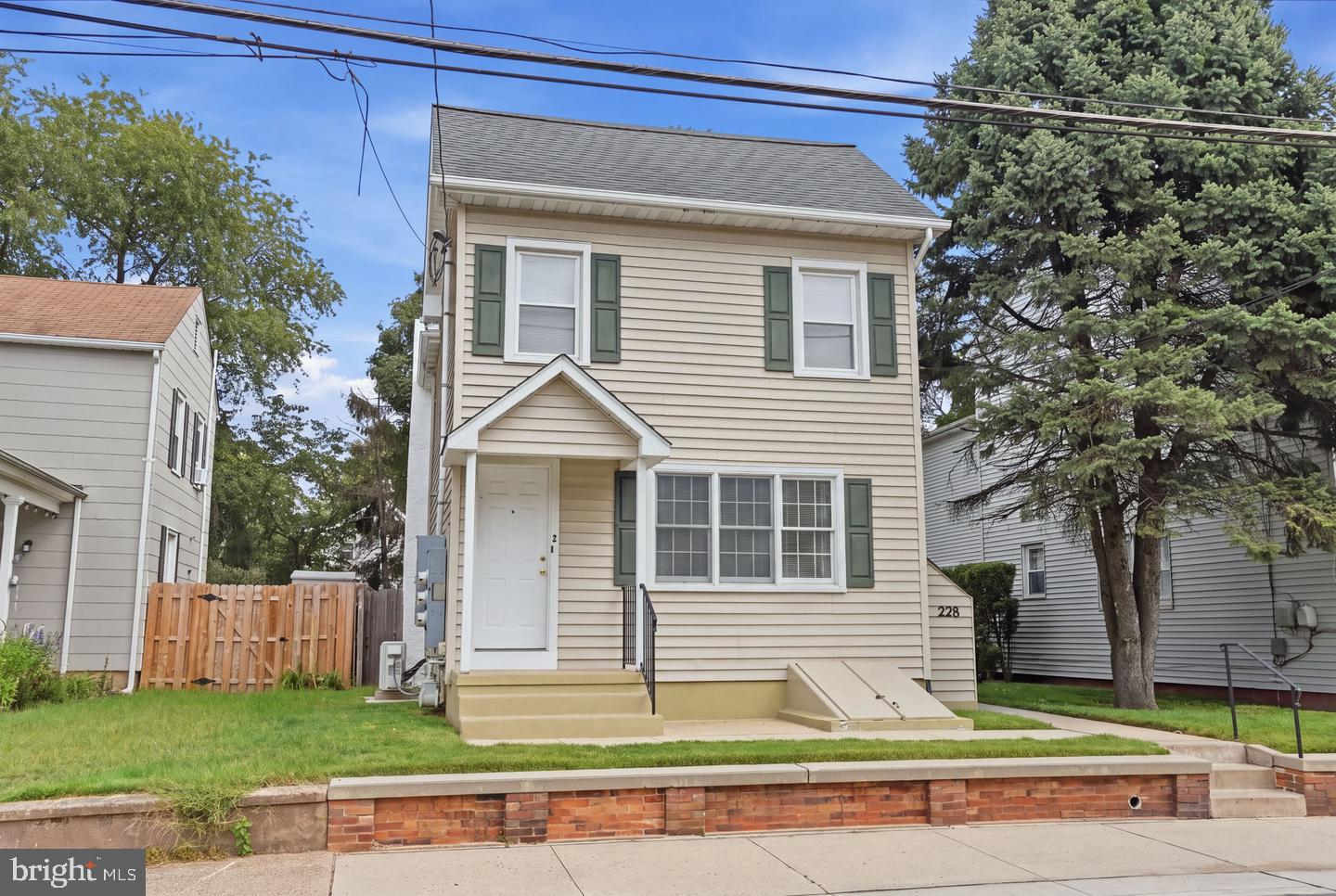 228 WASHINGTON Property Photo 1