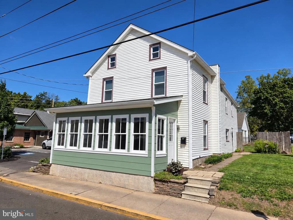 513 E WALNUT ST Property Photo 1