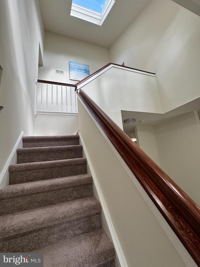 491 Kings Rd Property Photo 4