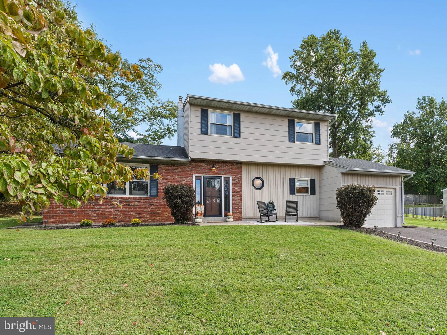 2051 Roselyn Dr Property Photo 1