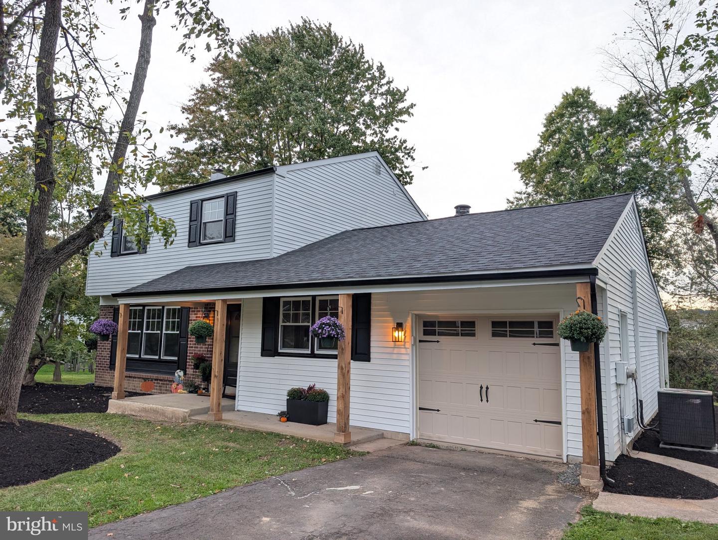 13 Brook Ln Property Photo 2