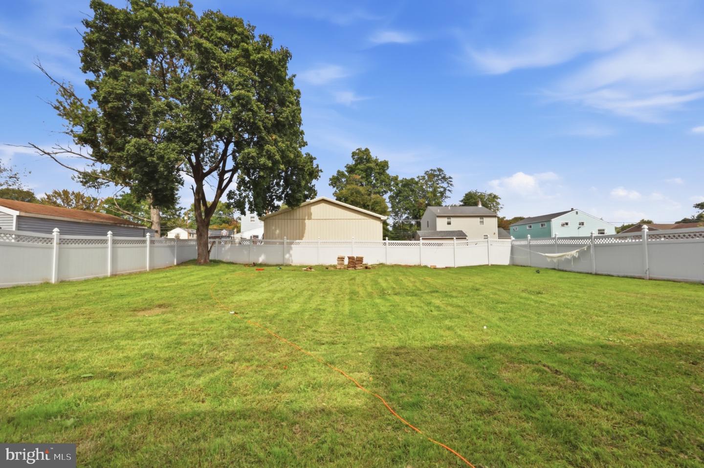 379 Kalmia St Property Photo 4