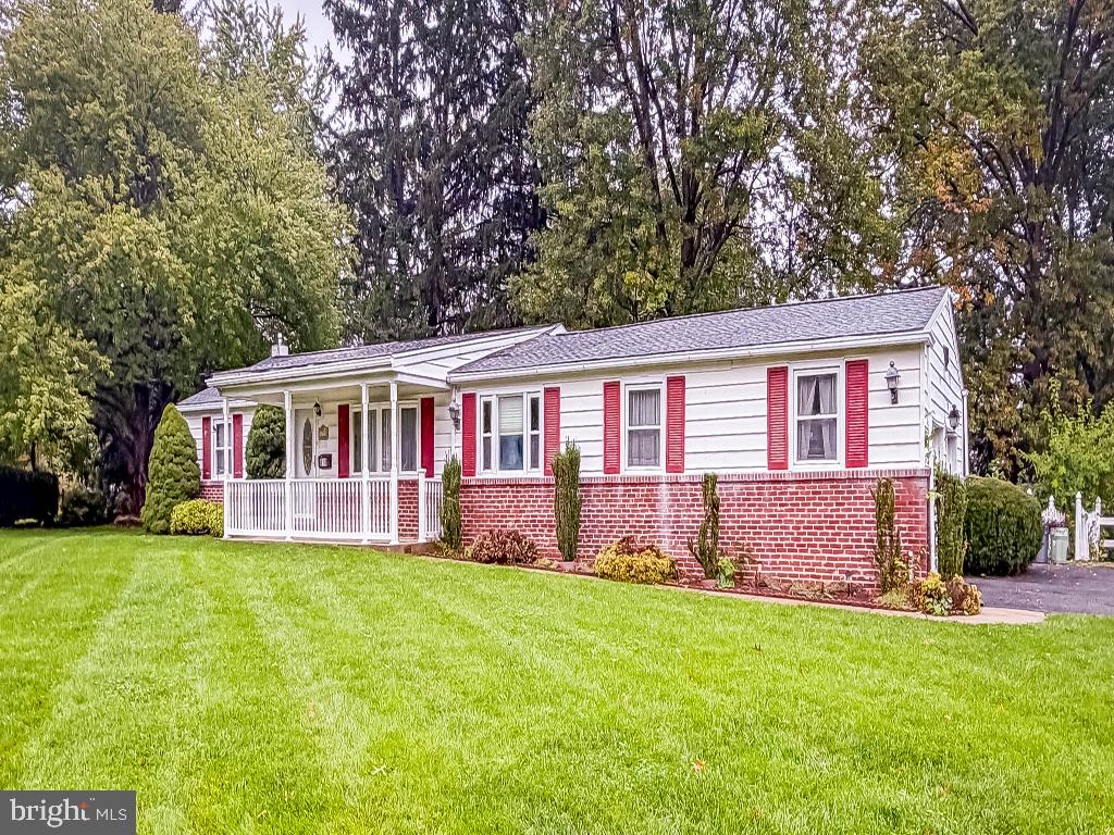 678 Clifford St Property Photo 2