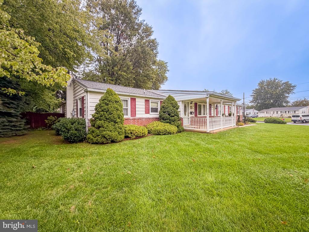 678 Clifford St Property Photo 3