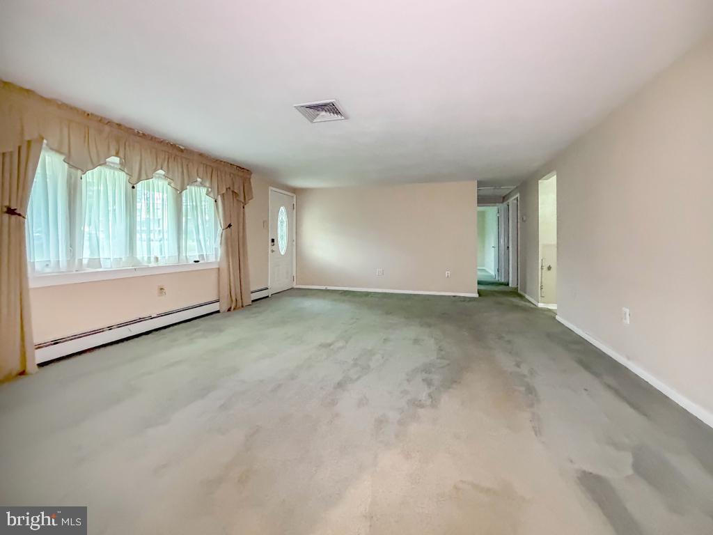 678 Clifford St Property Photo 4