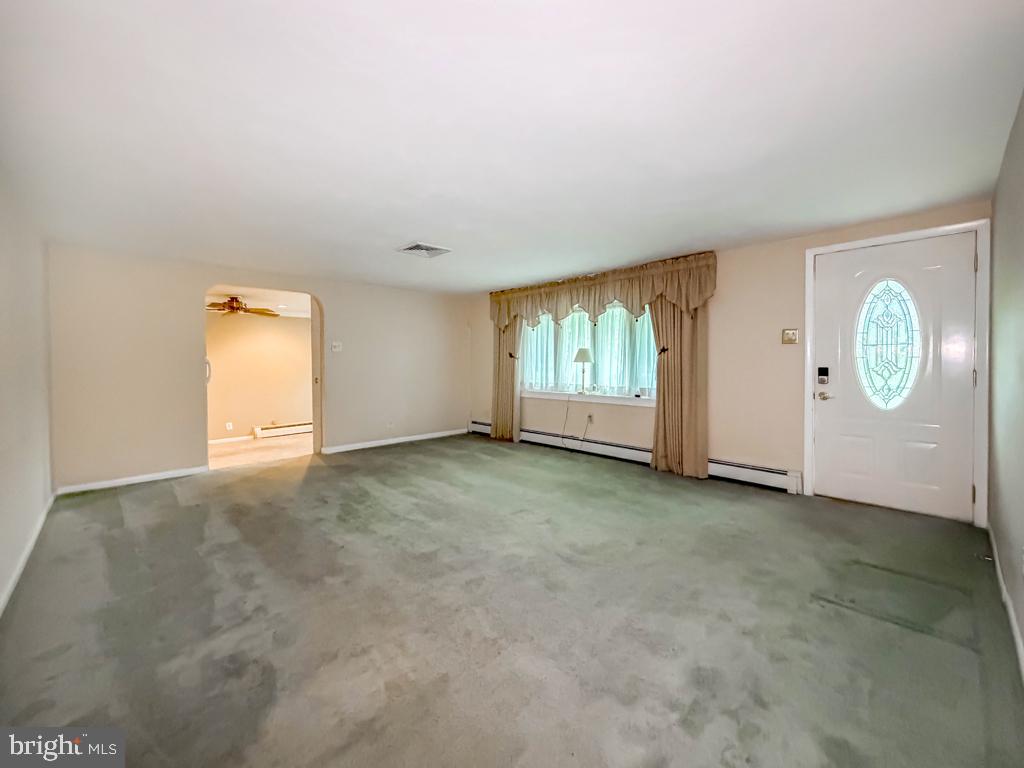 678 Clifford St Property Photo 5