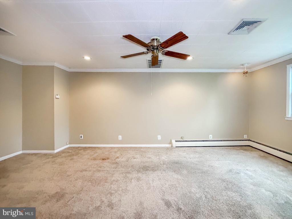 678 Clifford St Property Photo 6