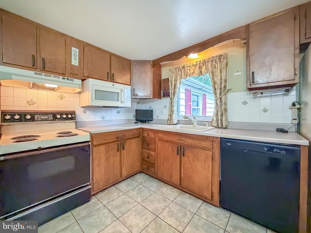 678 Clifford St Property Photo 8