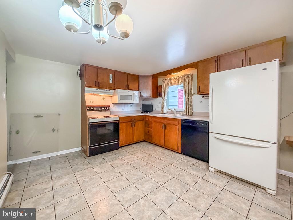 678 Clifford St Property Photo 10