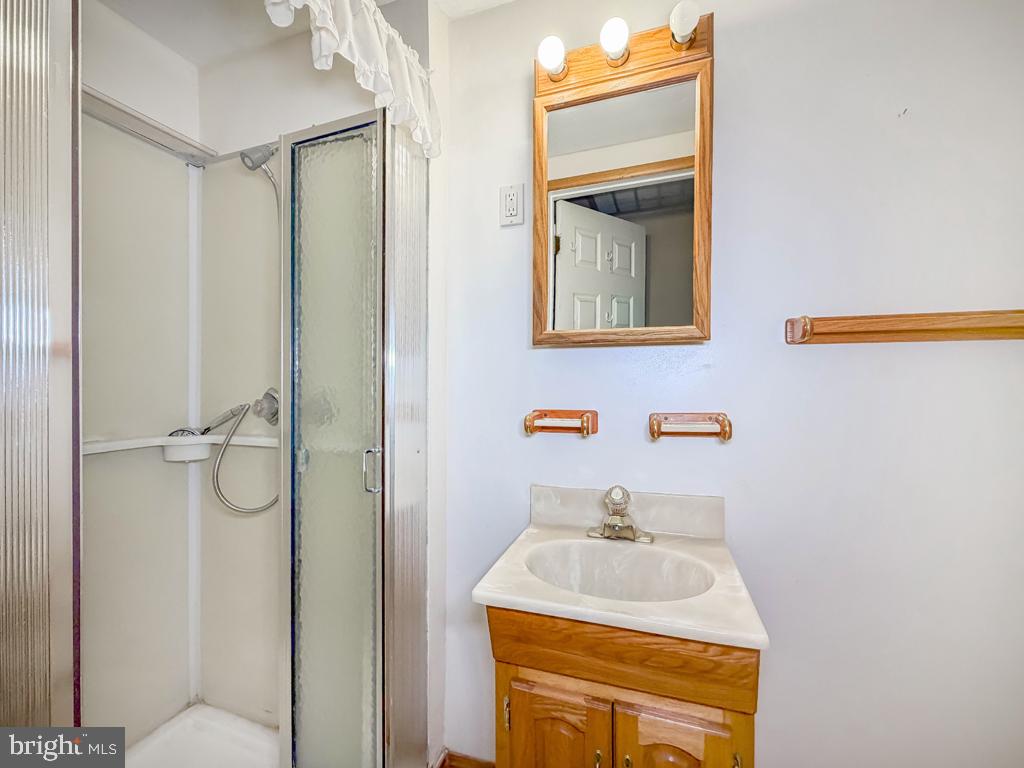678 Clifford St Property Photo 13