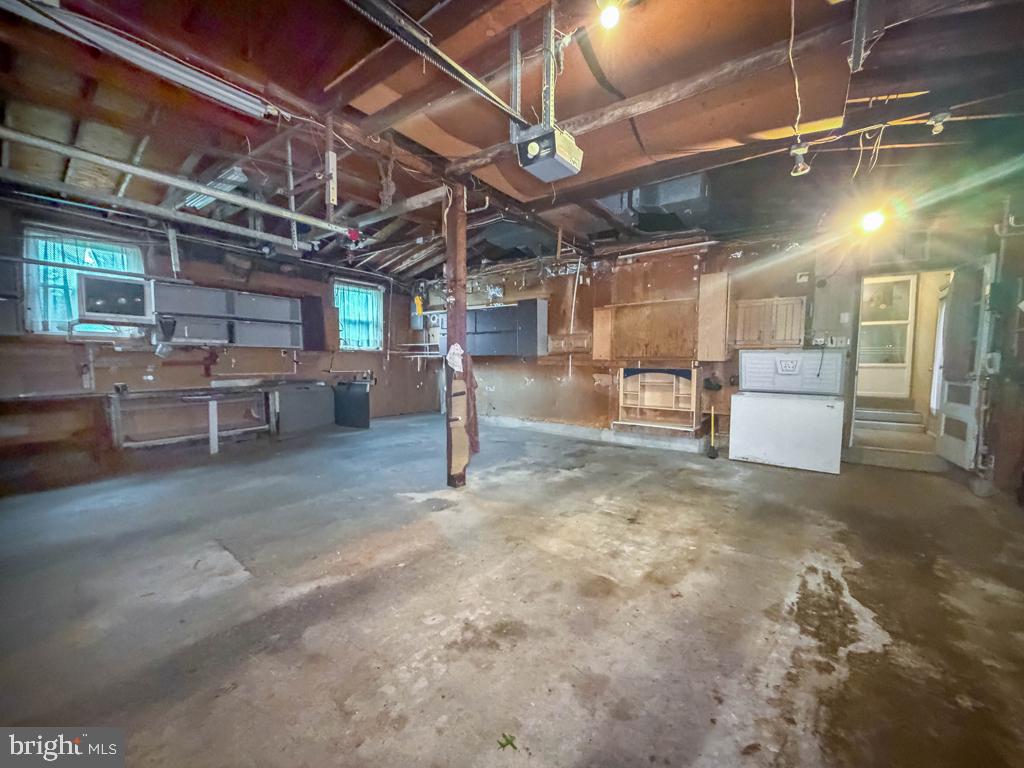 678 Clifford St Property Photo 28
