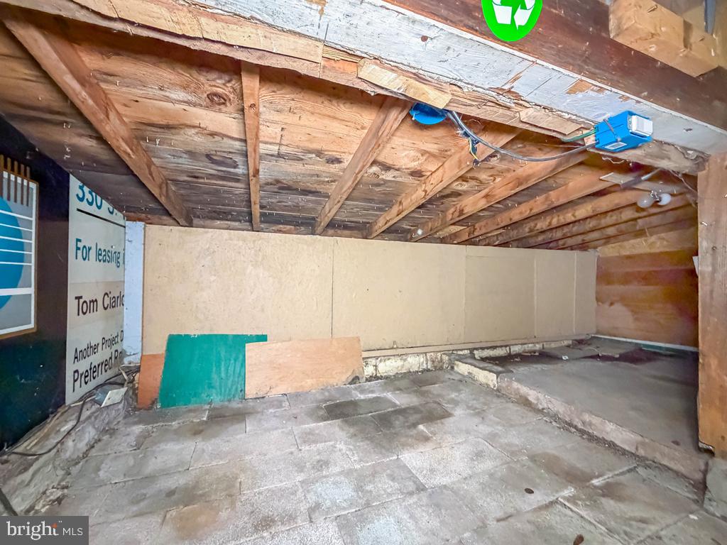 678 Clifford St Property Photo 31