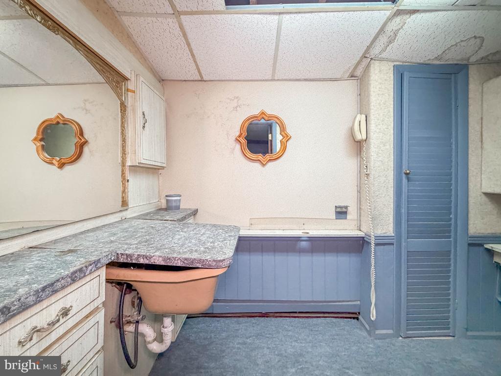 678 Clifford St Property Photo 33