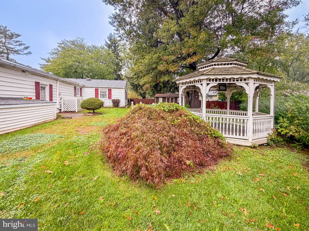 678 Clifford St Property Photo 36