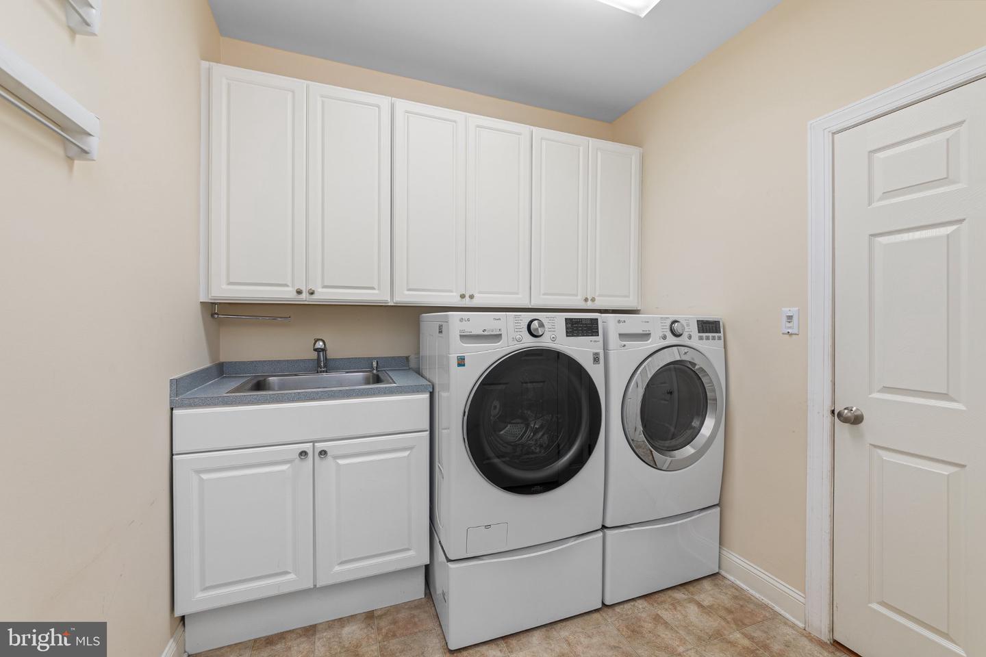 2046 Harmony Ln Property Photo 29