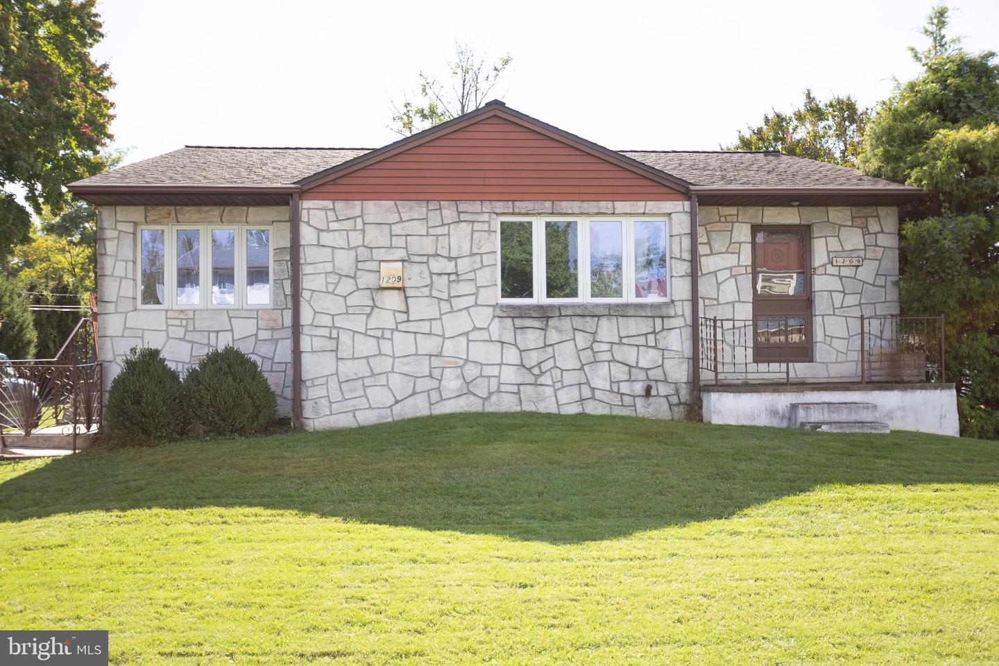 1209 Highland Ave Property Photo 1